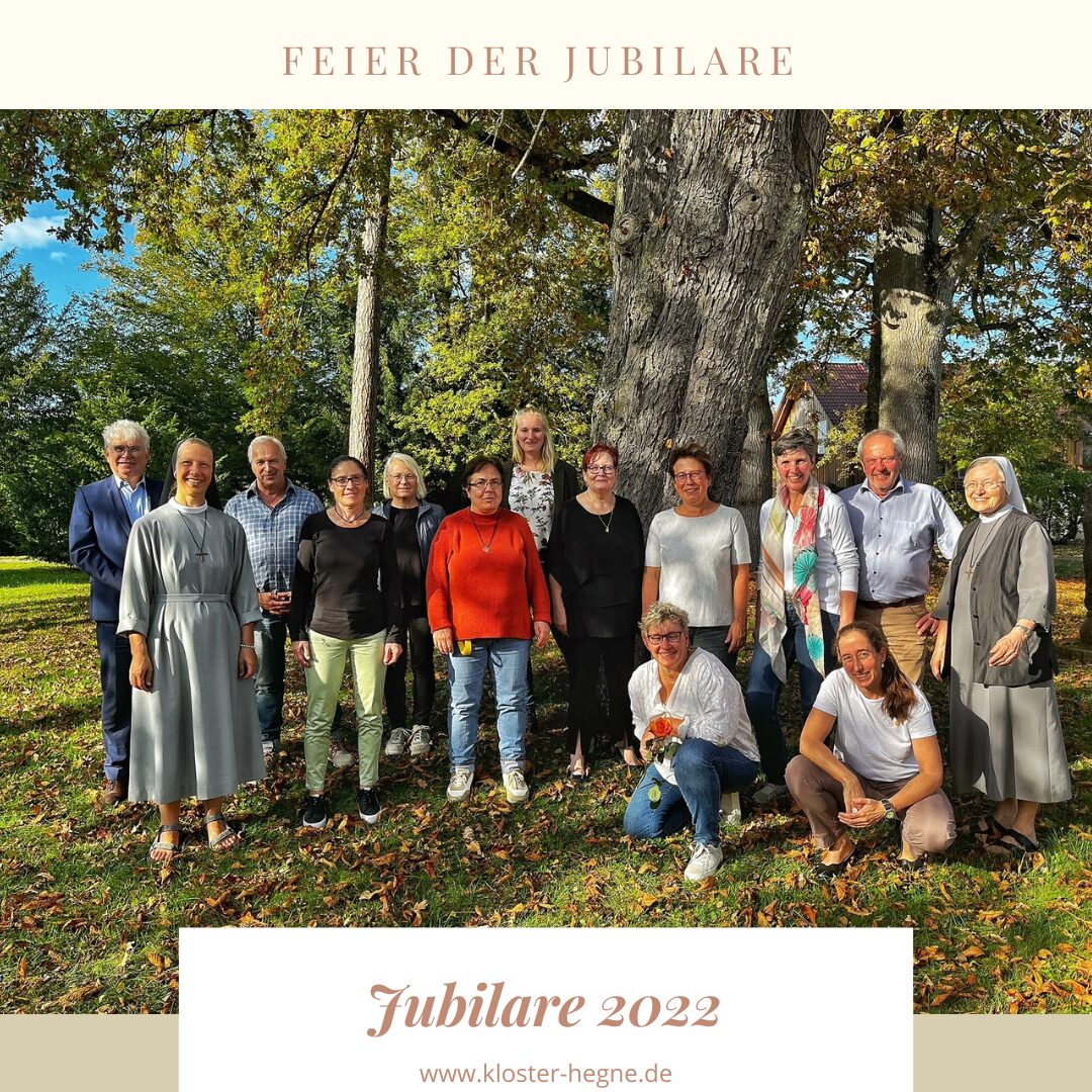 Jubilare 2022 stehen bei Sonnenschein auf einer Wiese unter einem Baum.