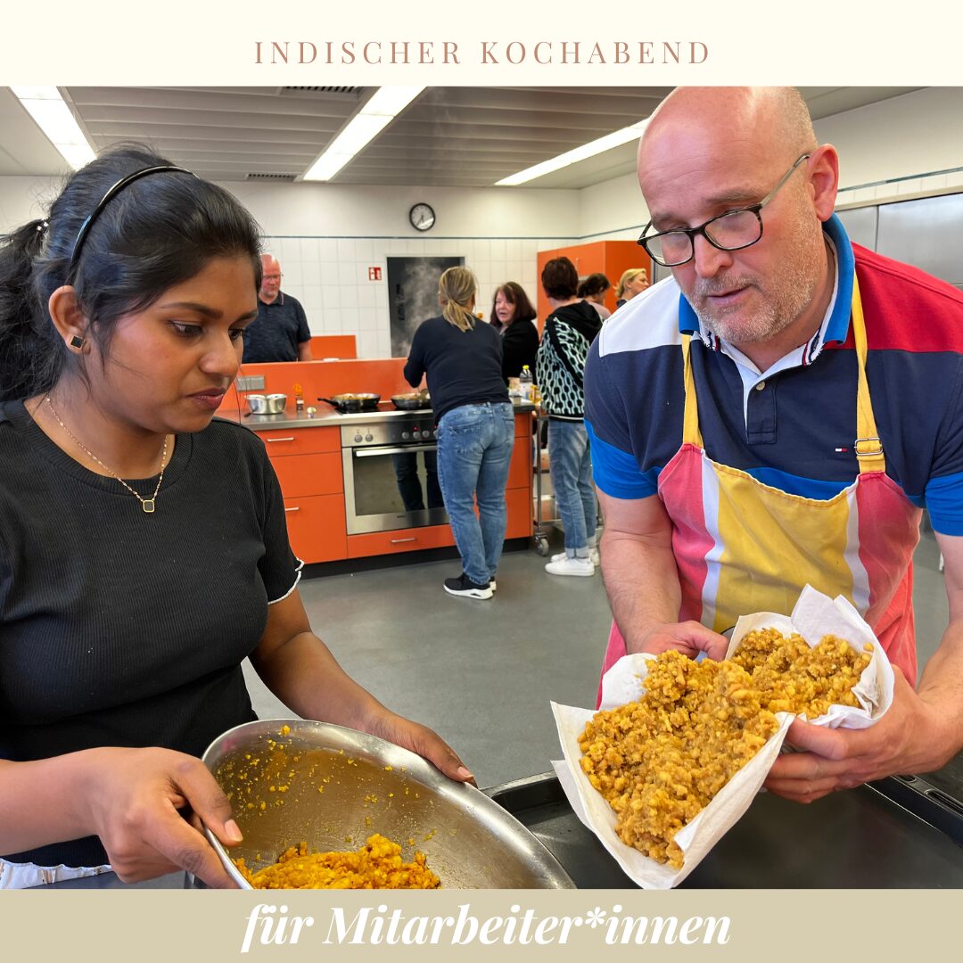 Menschen kochen in einer großen Küche ein indisches Gericht