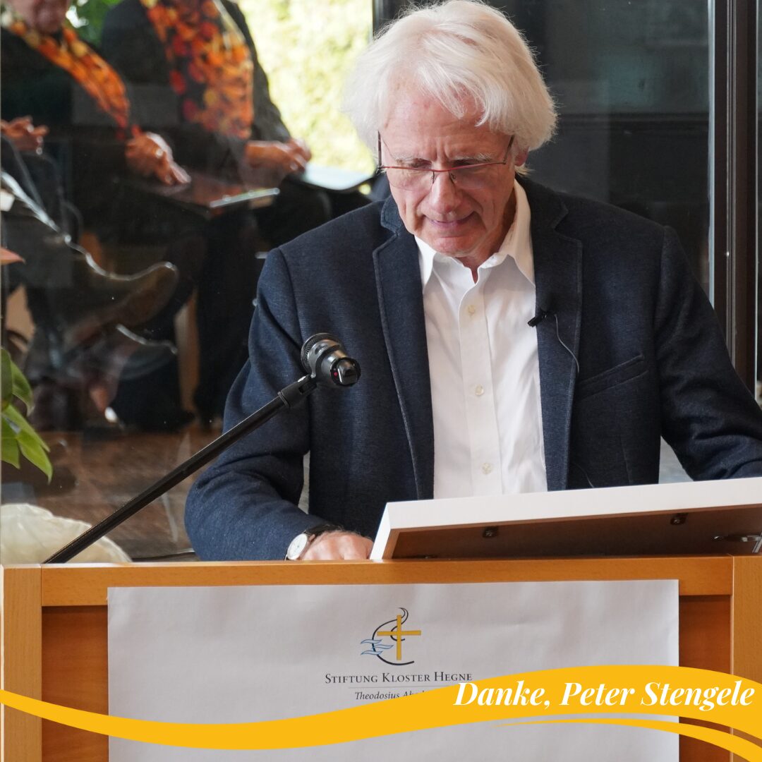 Pfarrer Peter Stengele steht vor einem Rednerpult