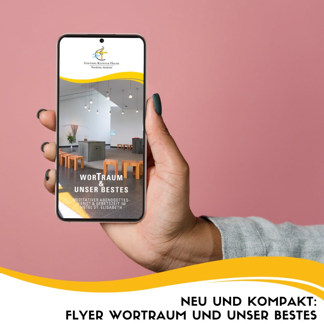 Frau hat den Flyer Wortraum auf ihrem Handy